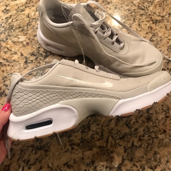 neutral tennis shoes